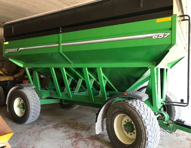 2014 Brent 657 Gravity Wagon, Good Tires, Roll Tarp, Fenders, Lights, Housed, Excellent Condition