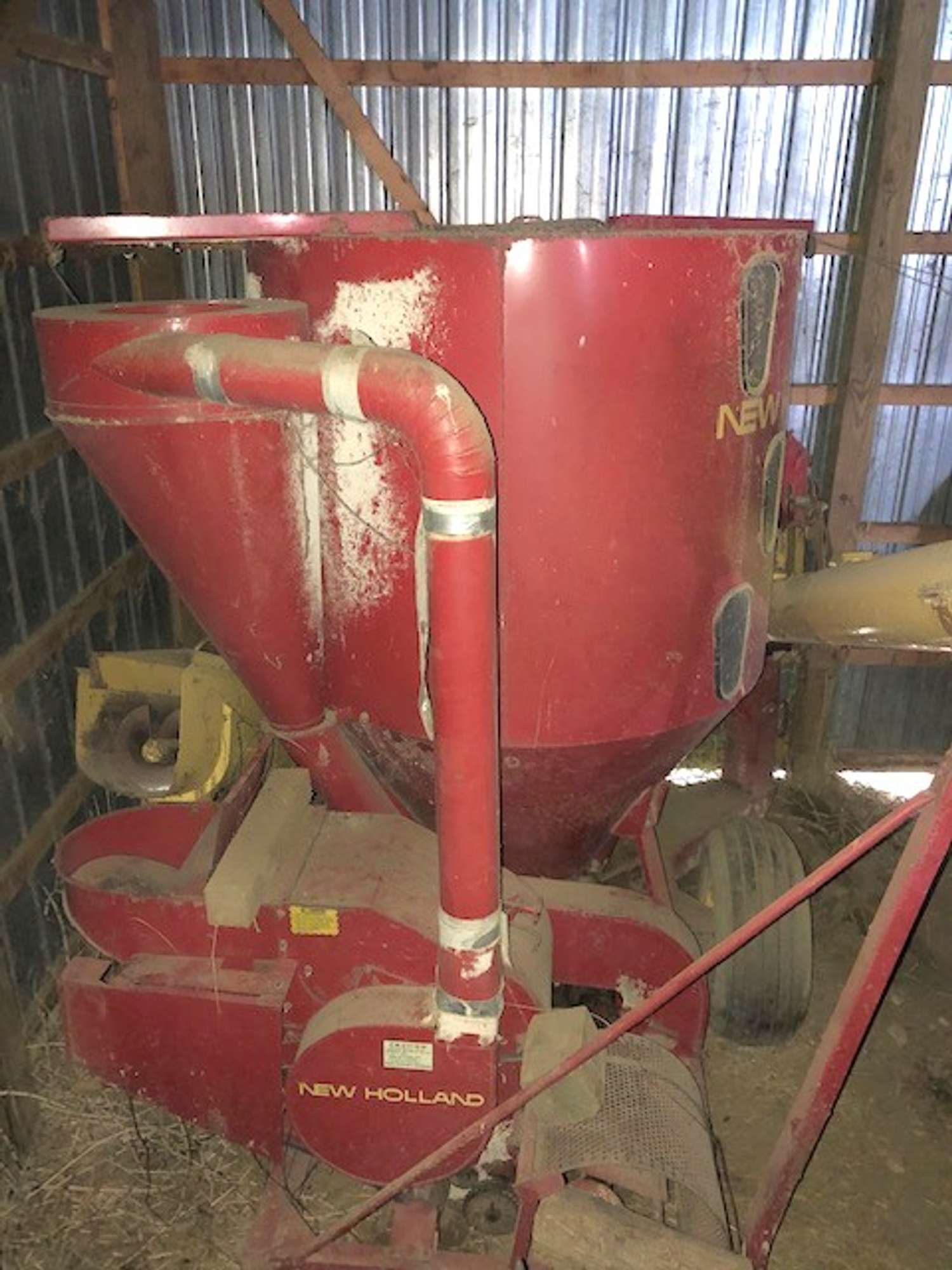 Albrecht Auctions | New Holland 352 Feed Grinder Mixer, Housed