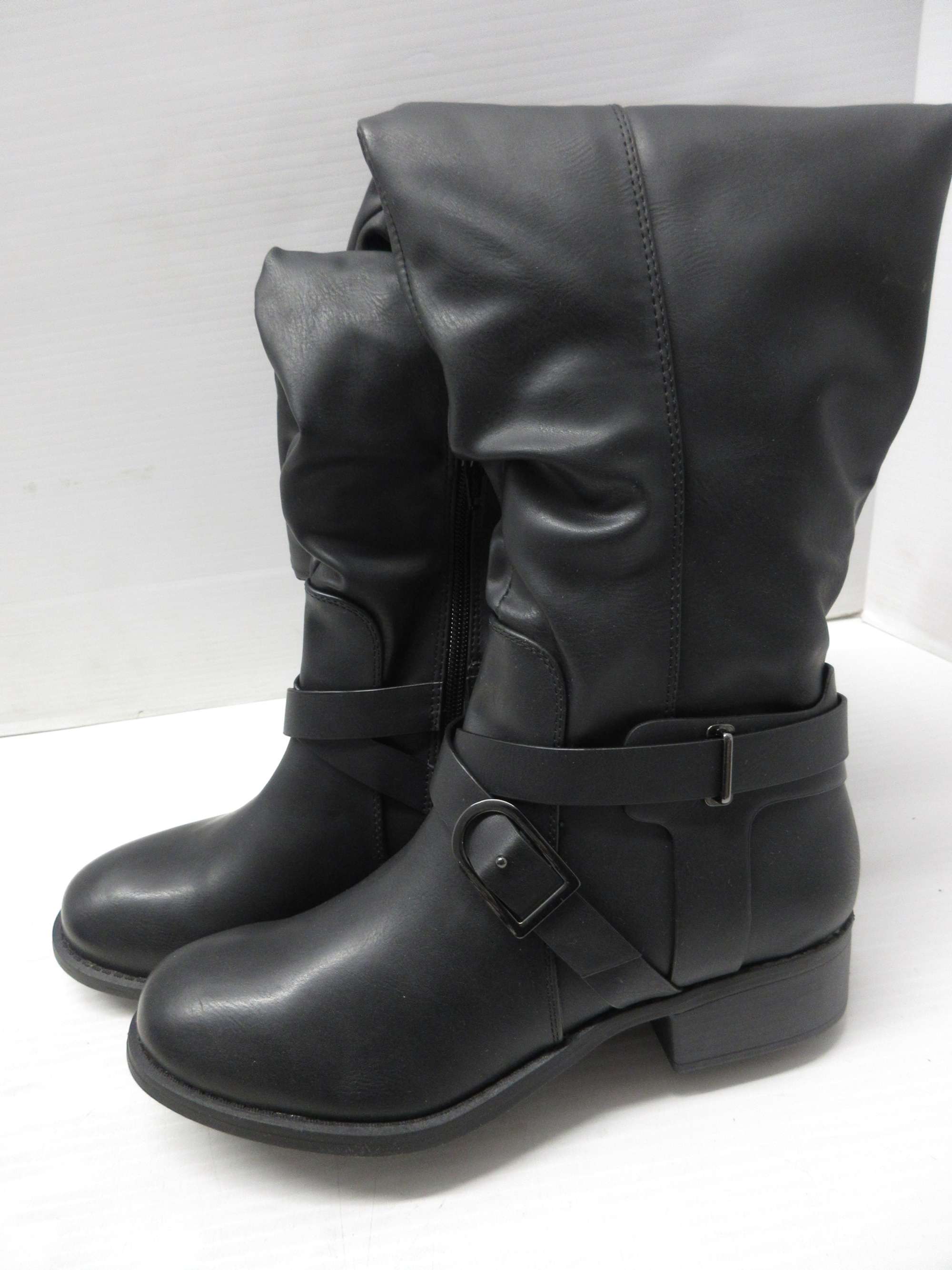 Albrecht Auctions Pair of Womens Apt. 9 Defined Comfort