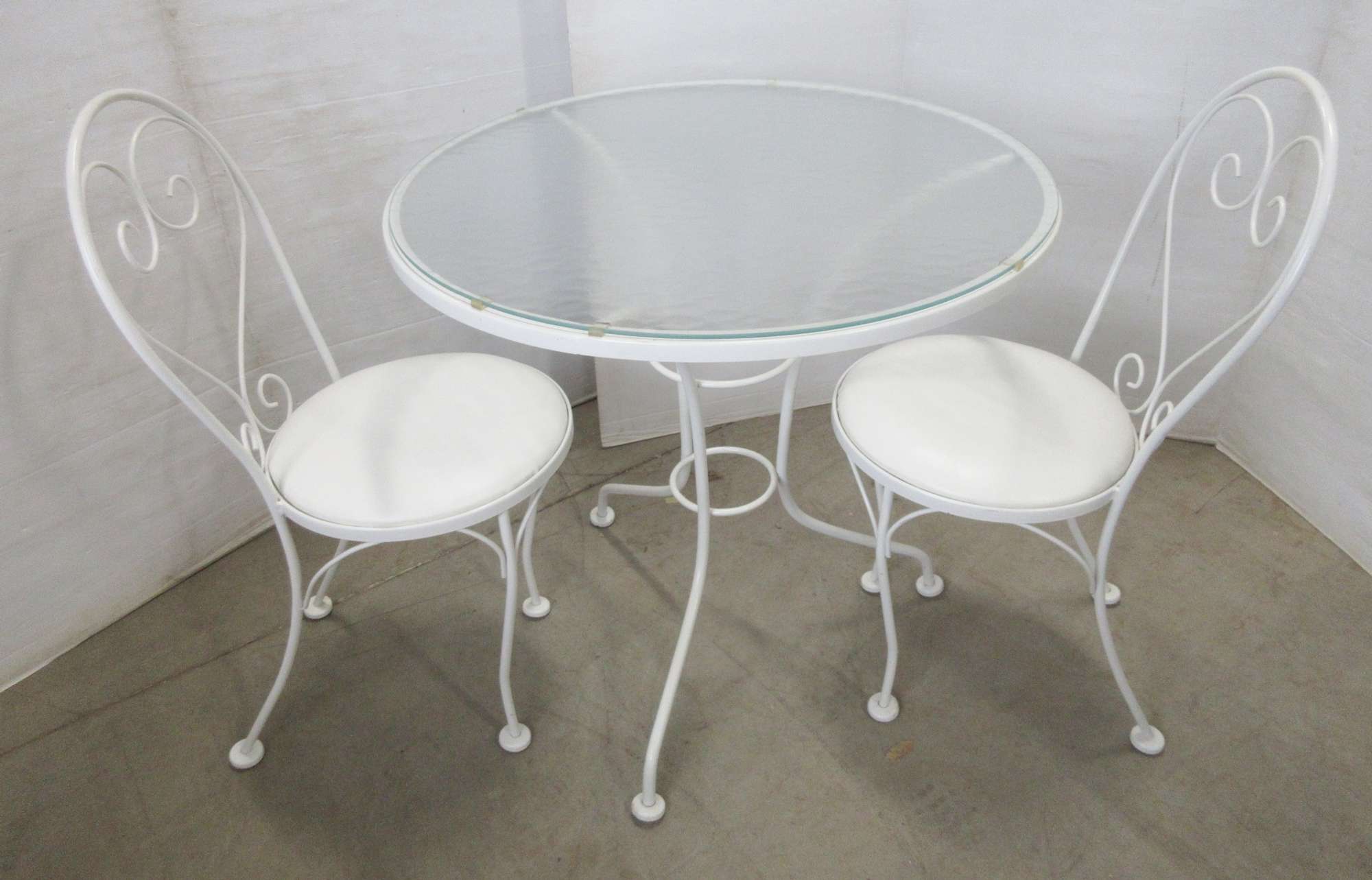 Albrecht Auctions White Glass Top Kitchen Table with (2) Chairs