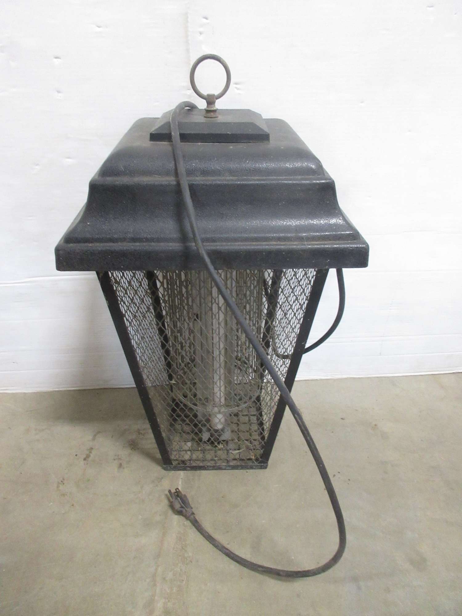 Albrecht Auctions | Hanging Bug Zapper