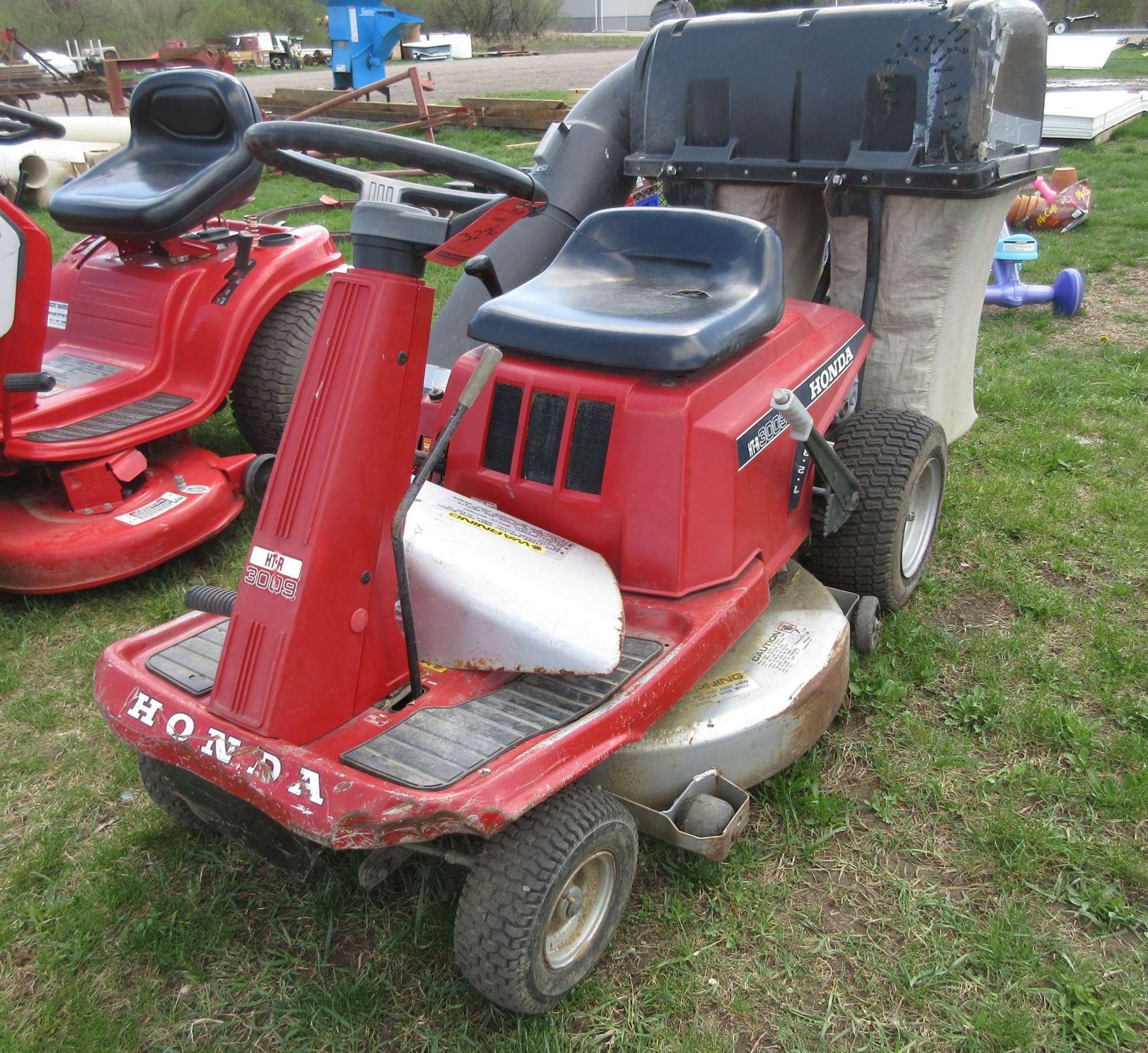 Albrecht Auctions Honda HTR 2009 Riding Mower with 30" Cutting Deck