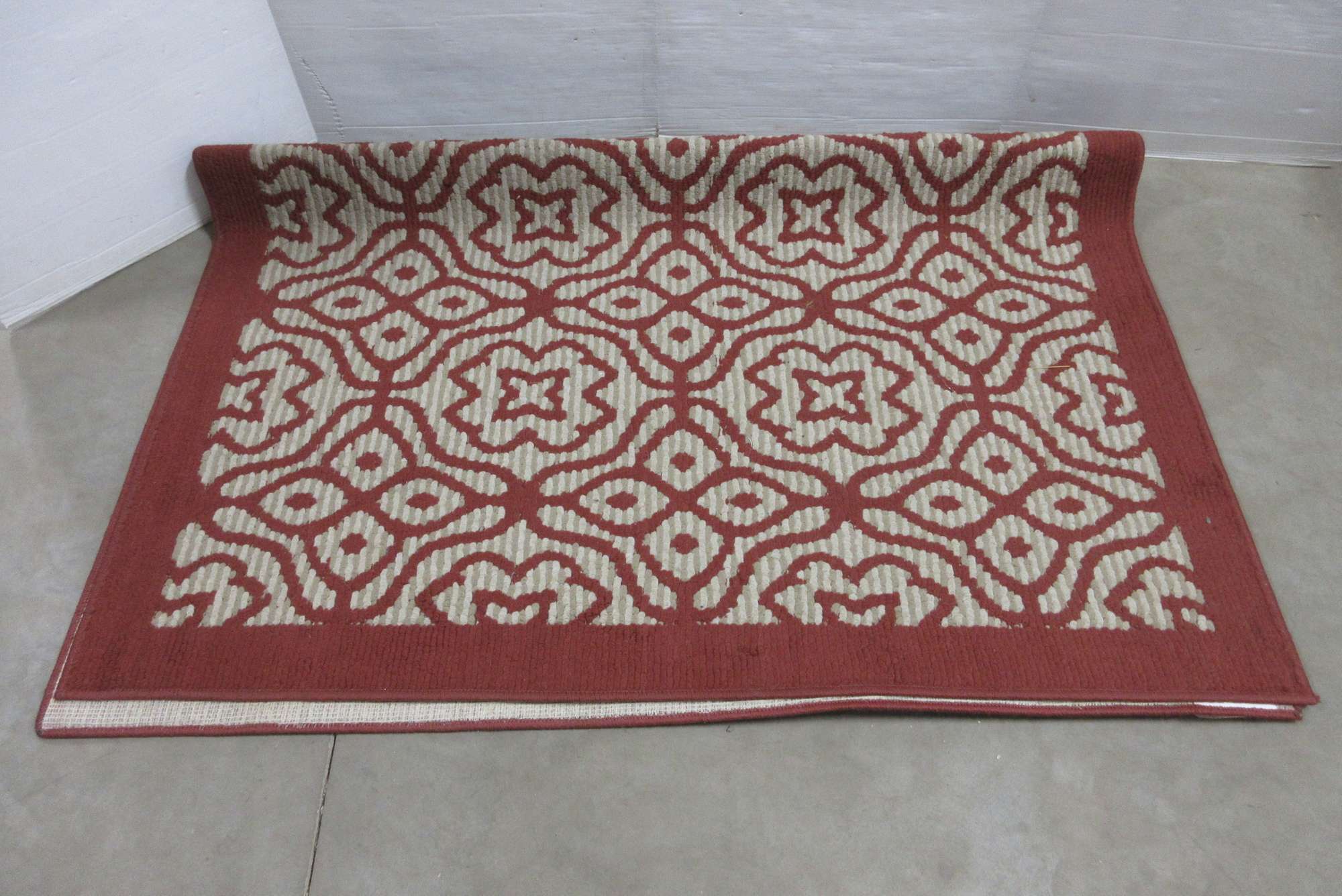 Albrecht Auctions Indoor/Outdoor Accent Area Rug, Rust and Earth Tone