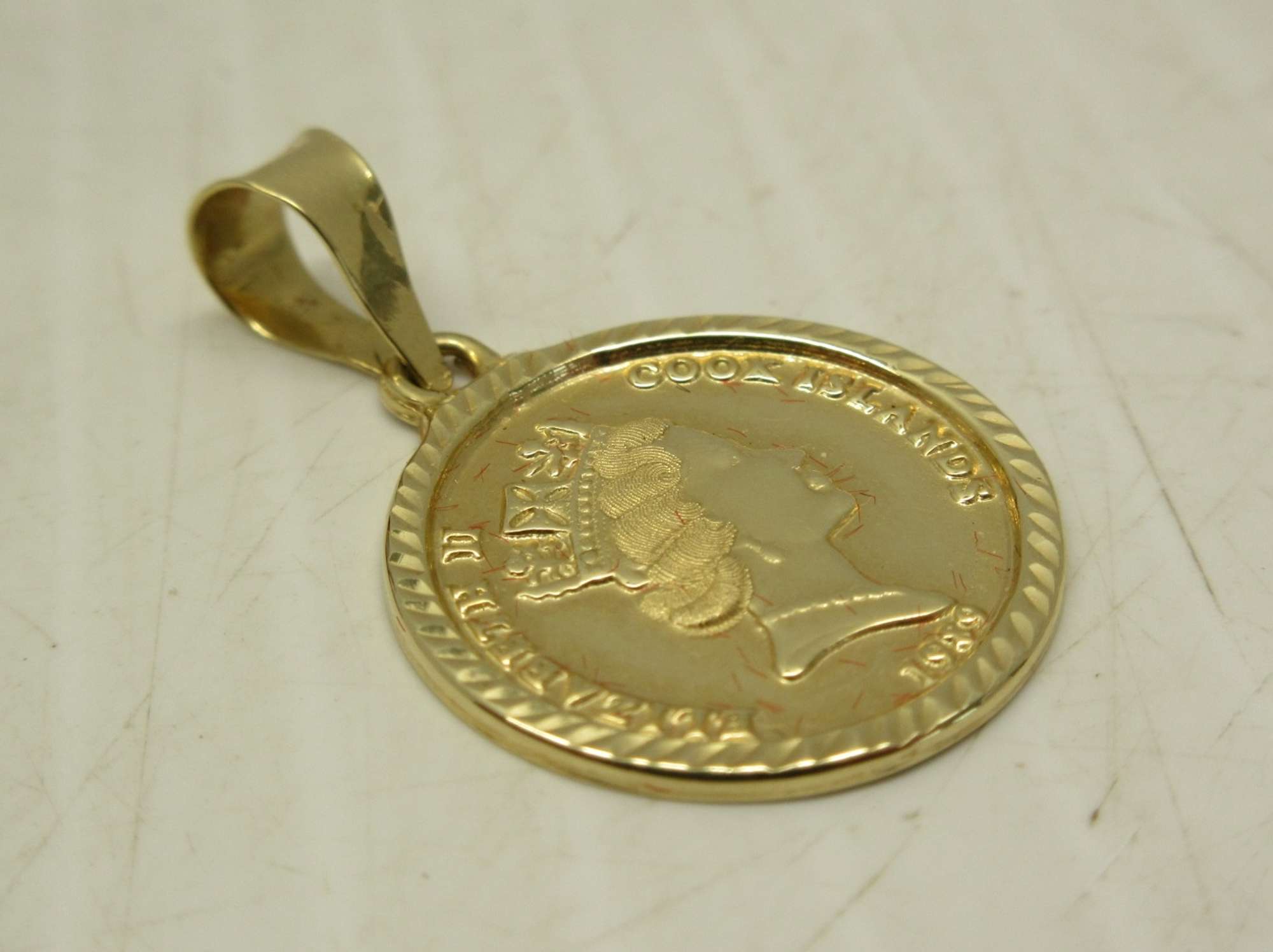 Albrecht Auctions | 18K Yellow Gold Queen Elizabeth Pendant