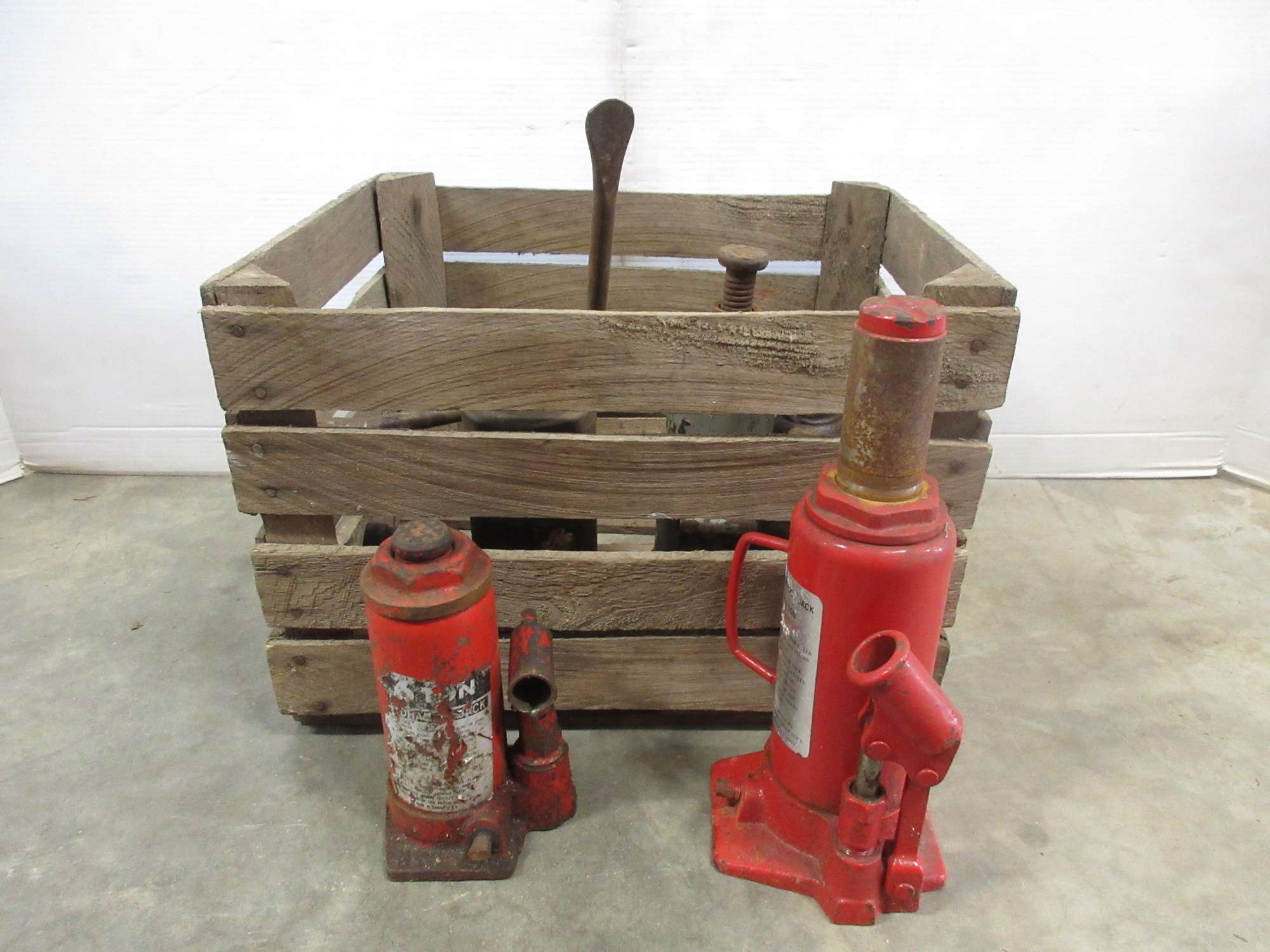 Albrecht Auctions (6) Bottle Jacks