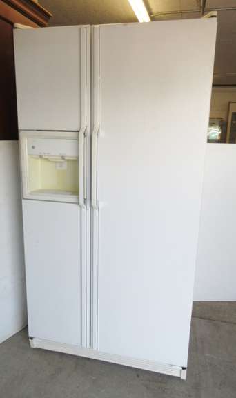 GE Side by Side Refrigerator/Freezer