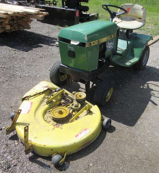 John Deere 108 Lawn Mower with Deck