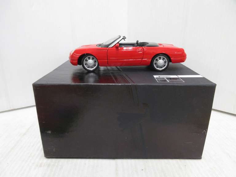 Maisto Diecast Ford Thunderbird in Display Box with T-Bird Celebrity Survival Guide: Copying with Staring, 1/25 Scale