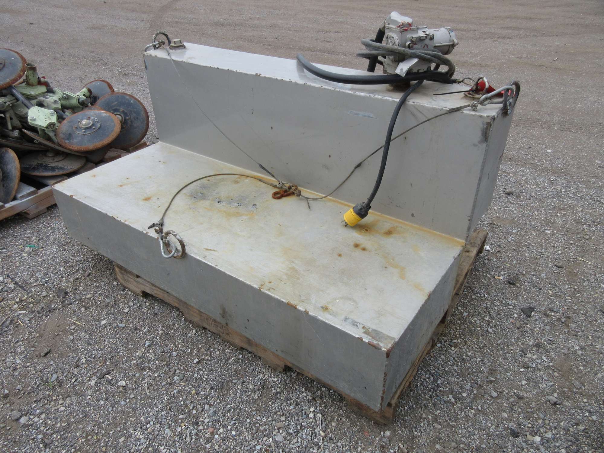 Albrecht Auctions Fuel Tank for in Bed of Pickup Truck, comes with Pump